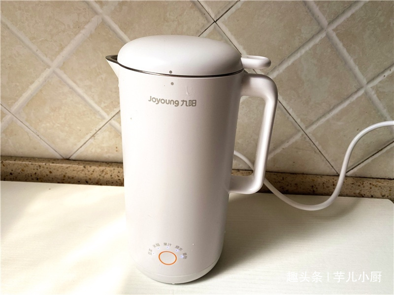 女人要漂亮多喝三黑米糊，做法简单快捷，香浓好喝，补肾乌发又养