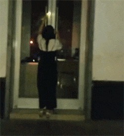 |搞笑GIF:女生喝多了什么都做的出来,她最后那几下是什么意思?