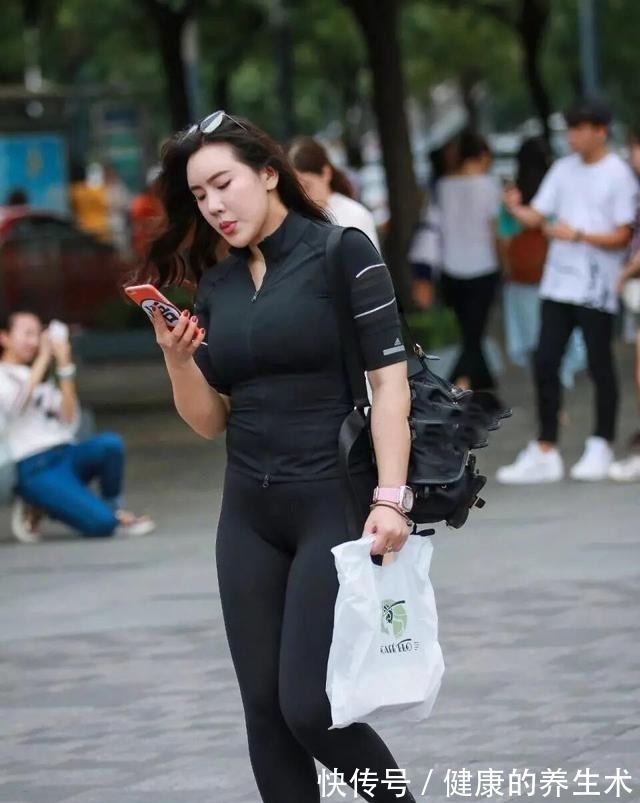 打底裤 黑色运动短袖搭配黑色打底裤，其实说简单一点，就是增高显瘦！