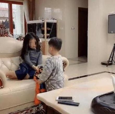 皮皮|“卑微弟弟”伺候姐姐火了,怀里温奶给姐喝,网友求生欲太强