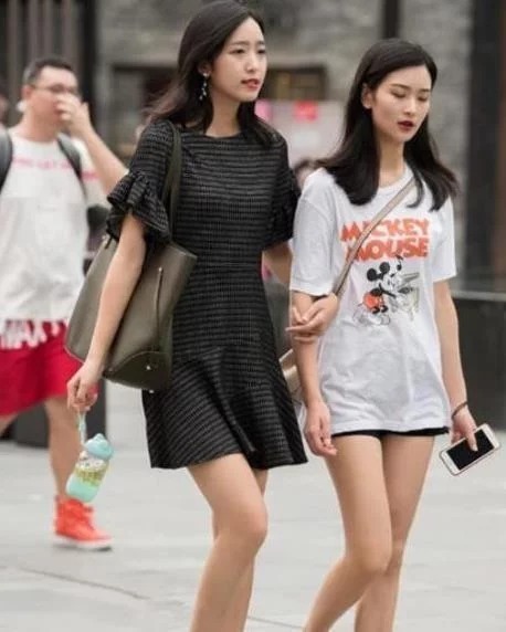 长发披肩|长发披肩的小姐姐,黑色吊带搭配黑色短裤,大长腿很吸睛