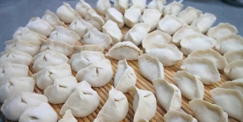 饺子包好,最忌直接放冰箱冻!做好2步,冻时不粘连,煮时不破皮
