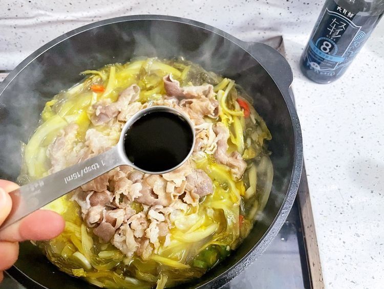 天寒地冻，暖身体适合多吃羊肉，酸菜配羊肉，开胃又下饭