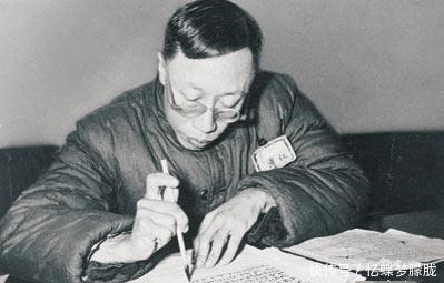 吓了一跳|溥仪晚年游故宫,悄悄对花瓶说一句话,工作人员听后吓了一跳!