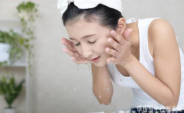 洗脸|早上洗脸要不要用洗面奶呢很多女生做错了，难怪毛孔越来越粗大