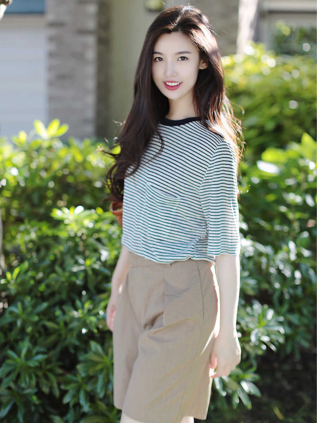 纯色|夏季这样搭,凉快的同时还更舒适又时髦,条纹衫搭五分裤,超洋气