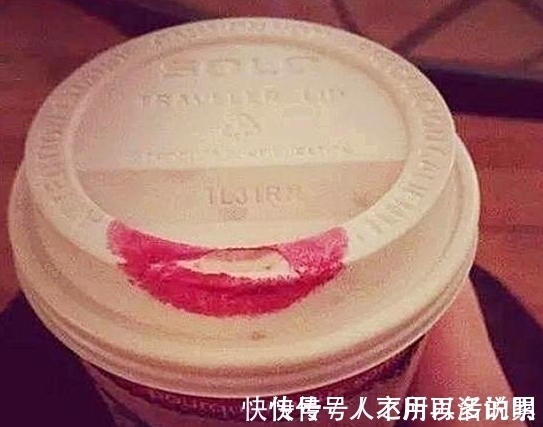 口红 “只有女生才懂的痛”:脱妆磨脚掉头发,口红沾杯连体裤上厕所!