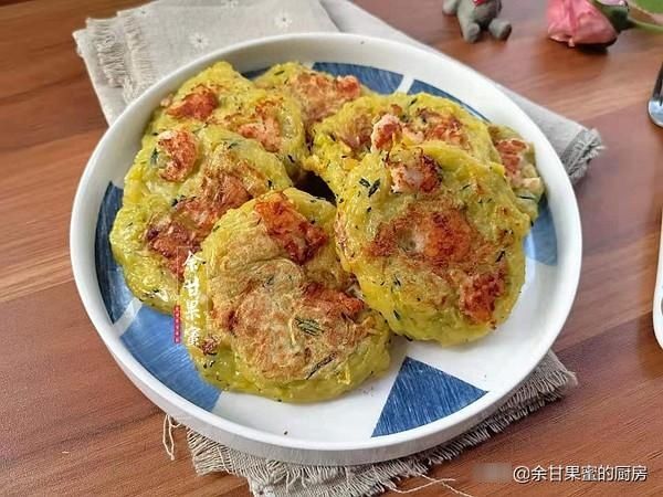 鲜香|末伏烙饼吃，将这食材擦丝加粉再加点虾仁，煎一煎软糯鲜香，赞