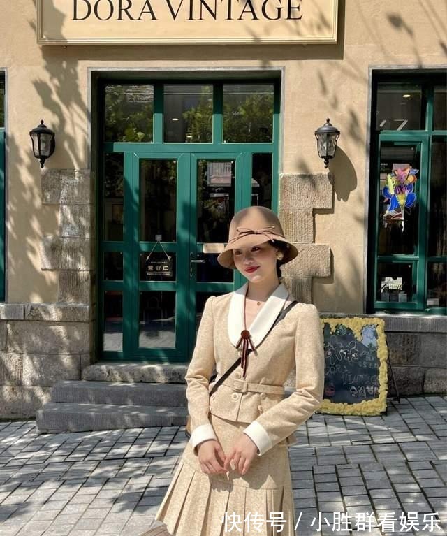 马甲 想显高显瘦不如试一下叠穿,毛衣马甲配白色衬衫和半身裙,超洋气