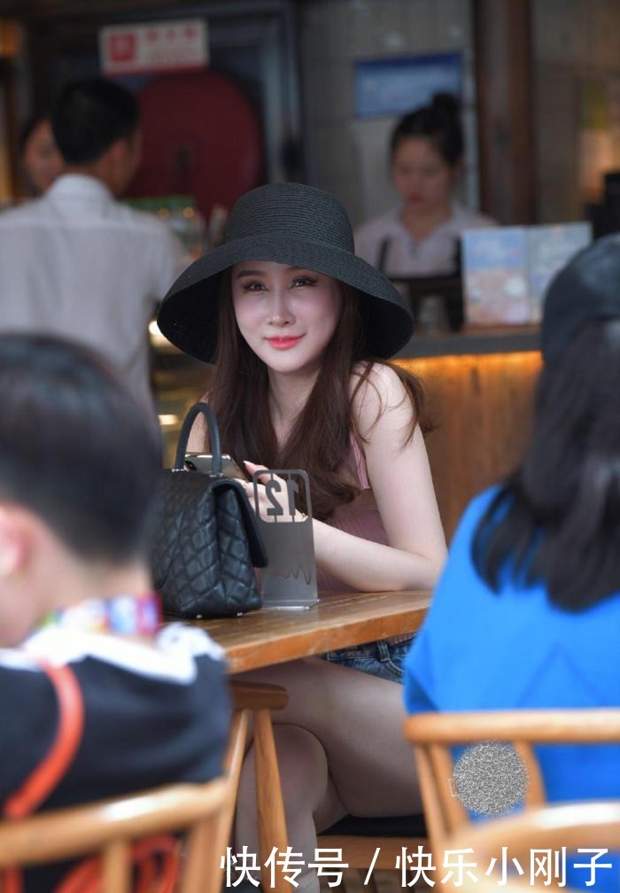 黑色|黑色的渔夫帽,粉红色的短衬衫+蜜桃牛仔裤,散发出高贵的气息