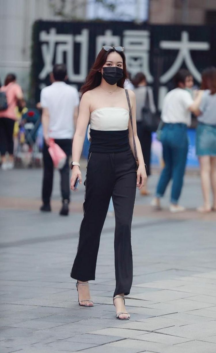 高跟鞋|街拍，美女身穿白色衬衫裙，好似清纯的校花