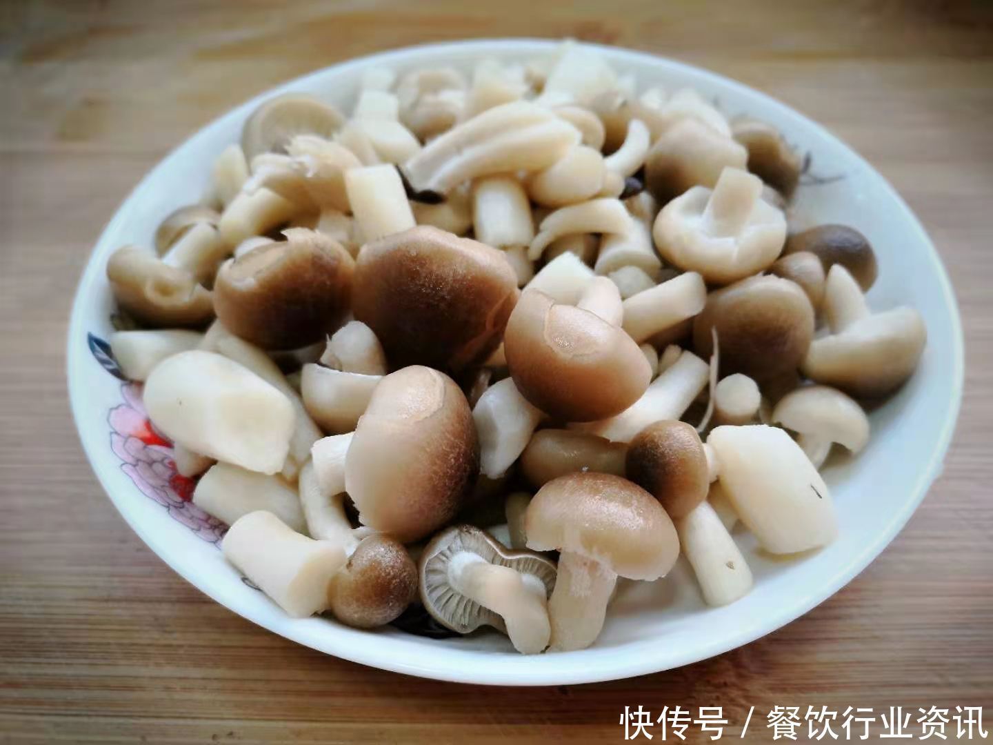 最近特爱这个汤,不放肉也很鲜,十分钟煮好,简单又省事,好喝