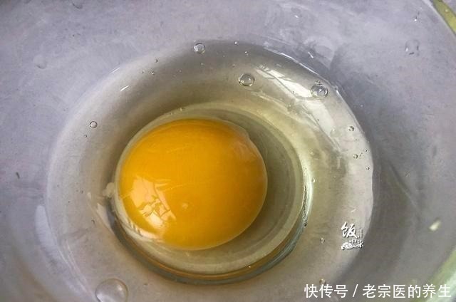 水煮荷包蛋时,总是散花有白沫教你一妙招,完整滑嫩不粘锅