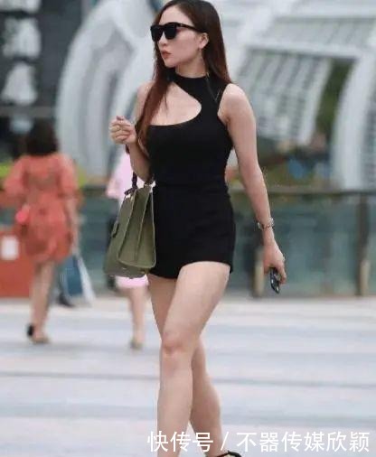 轻熟|走“轻熟风”的美女，黑色系穿搭彰显独特魅力，大长腿让人羡慕