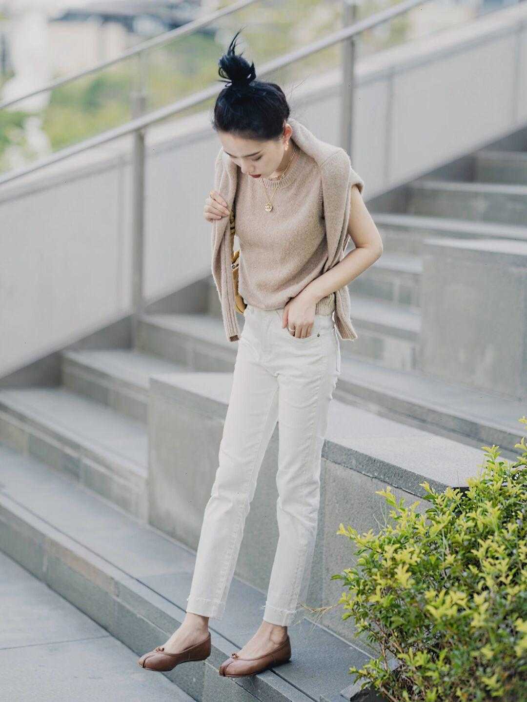 针织衫|胖女孩最关心的搭配来了,针织衫搭配半身裙时髦又精致,显高显瘦