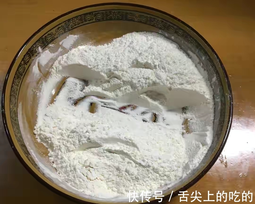 怎么烙饼才能不硬？和面是很关键的一步，教你一招，放3天也不硬