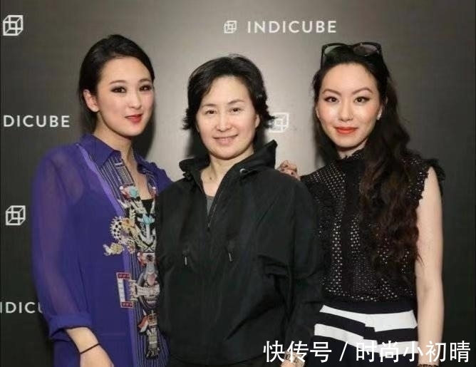 豆腐腿|何超琼换了清爽短发减龄至少20岁,穿粉色上衣配短裤,秀出豆腐腿