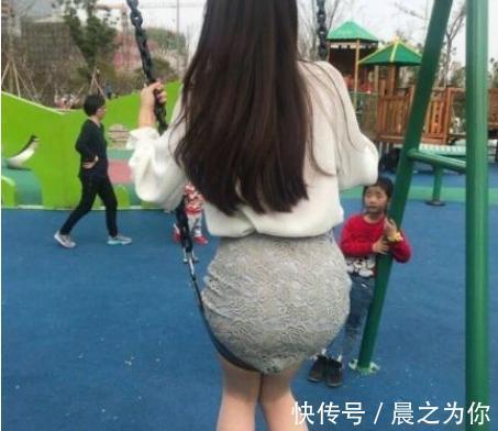 |搞笑趣图:妹子,你看到旁边孩子可怜的眼神了吗?