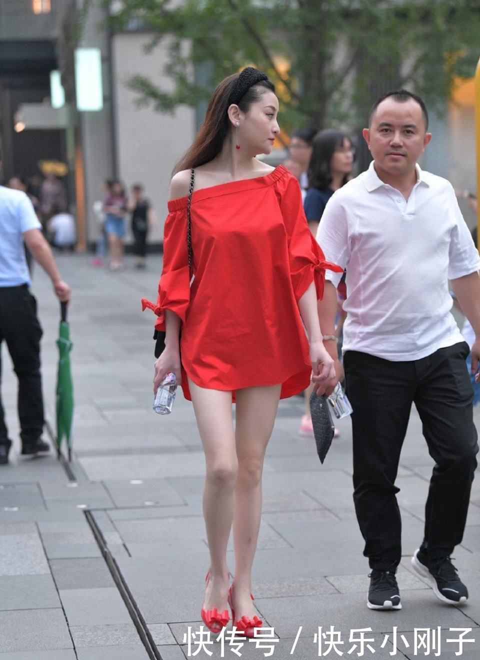 红色裙子配红色高跟鞋,成熟女人轻松驾驭,尽显气质