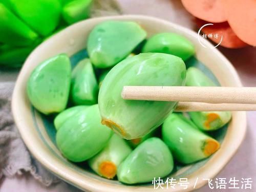 米醋|腌腊八蒜时,牢记别放错“醋”!多加这2味,又香又脆,绿如翡翠