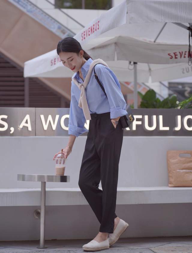 穿搭|40+女性怎么穿才干练洋气,蓝色衬衫搭配西装裤通勤洋气,超显白