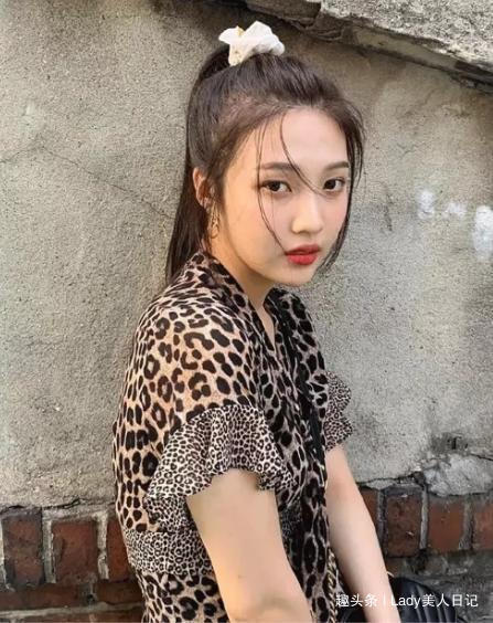 蝴蝶结 手残党想要的3种减龄发型,随便一扎都是少女感,换个发型更年轻