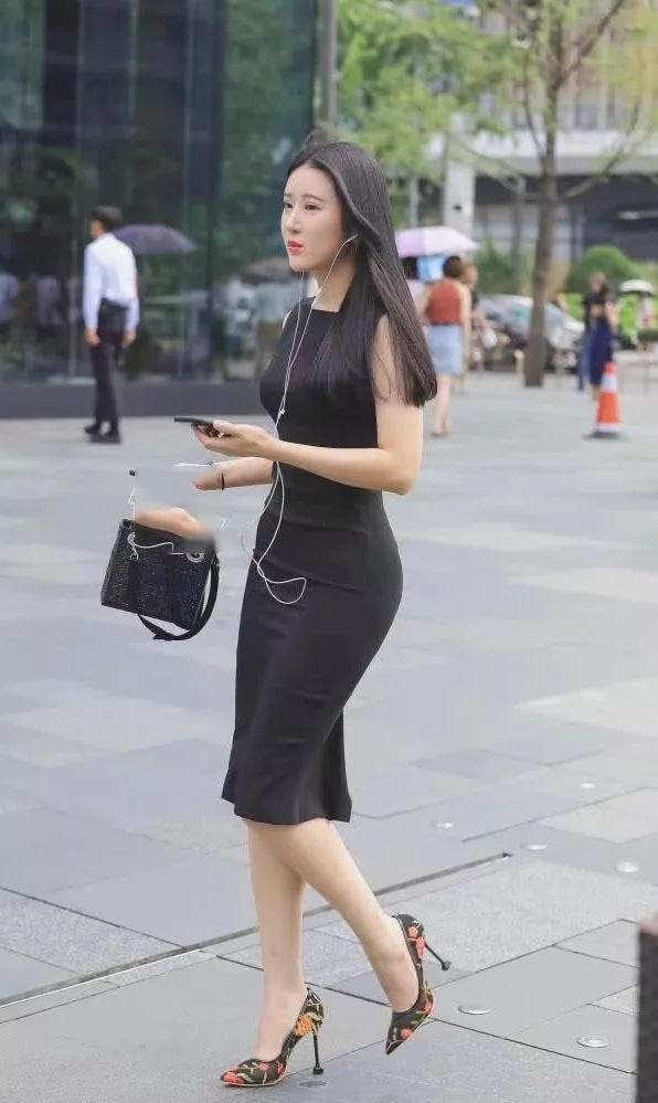 针织黑色紧身裙,尽显完美气质,御女范十足