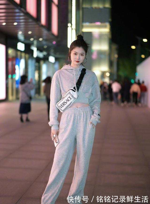 时节 夏末秋初,“卫衣”更时髦的打开方式搭配这4款裤装!