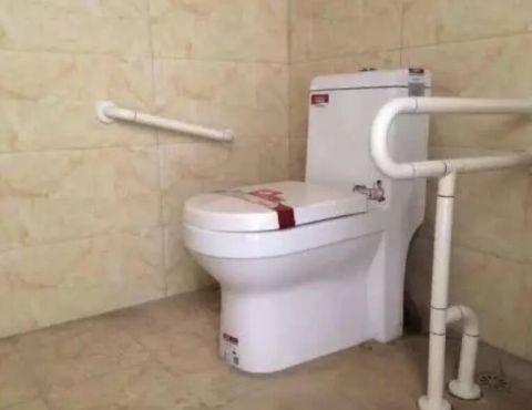 刷马桶的窍门，黄渍哗哗往下掉，卫生间再也不脏不臭，方法太棒了