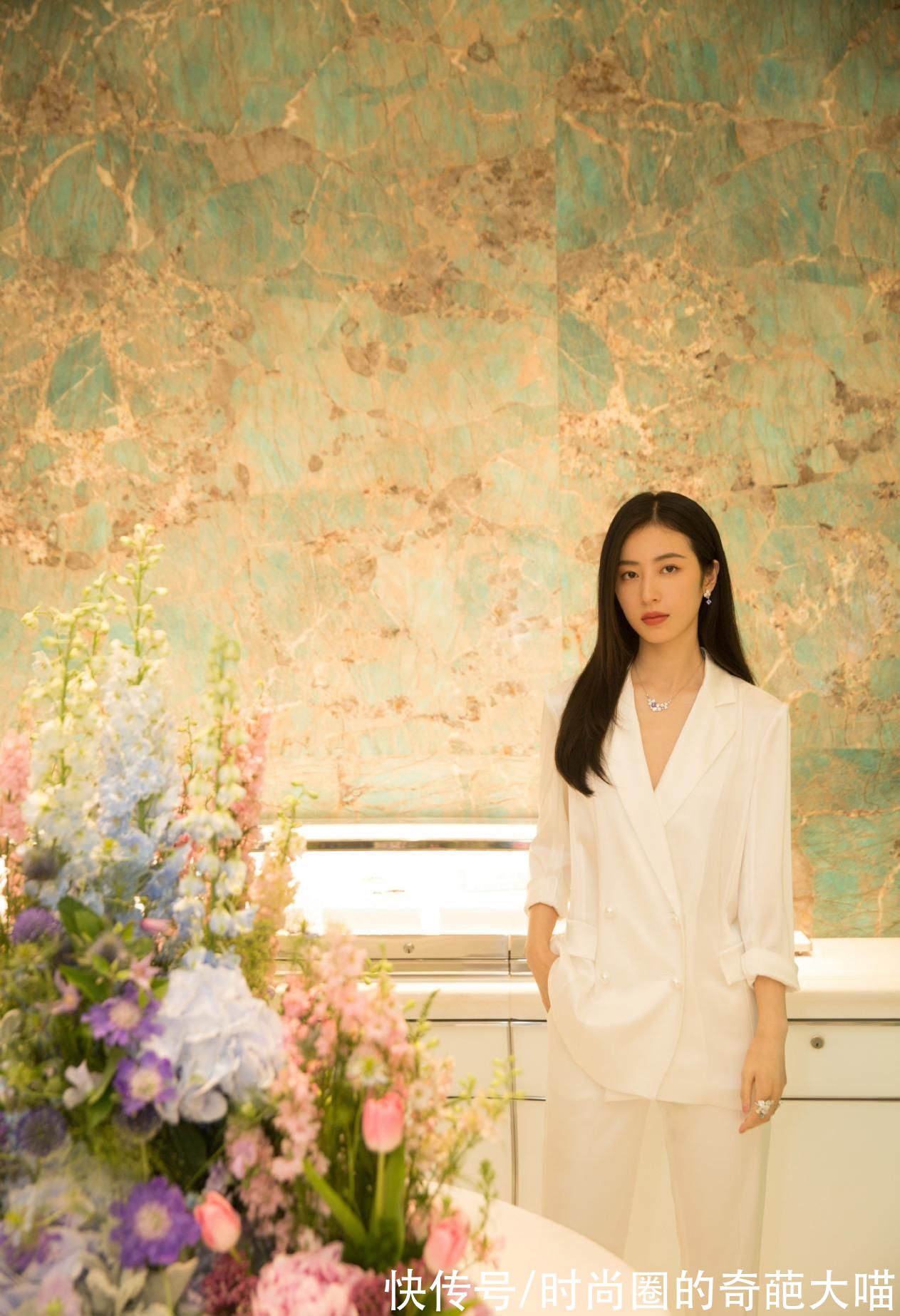 搭配|初秋西装格调十足,性感小心机配上时尚态度,每套都能照着抄答案