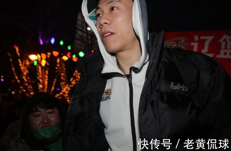 青岛队|再出征!辽篮集体前往下榻酒店,郭艾伦大格子外套“秒杀”众将