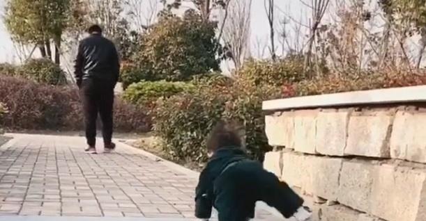 妈妈带|“佛系奶爸”放养式遛娃走红,萌娃:糟老头子坏得很!