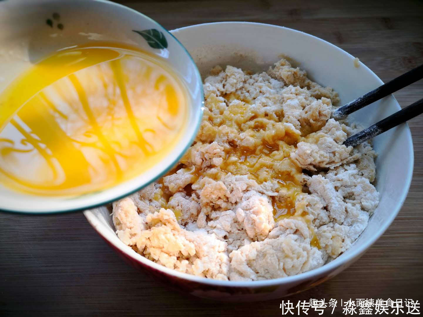 做法|最近面包这个做法火了,家里烤箱都用不上,金黄香甜,松软又拉丝