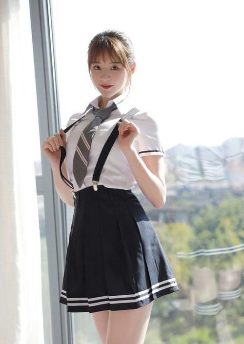 白衬衫 背带百褶裙搭配白衬衫,展现女性纤细的小蛮腰,是那么的优雅时尚