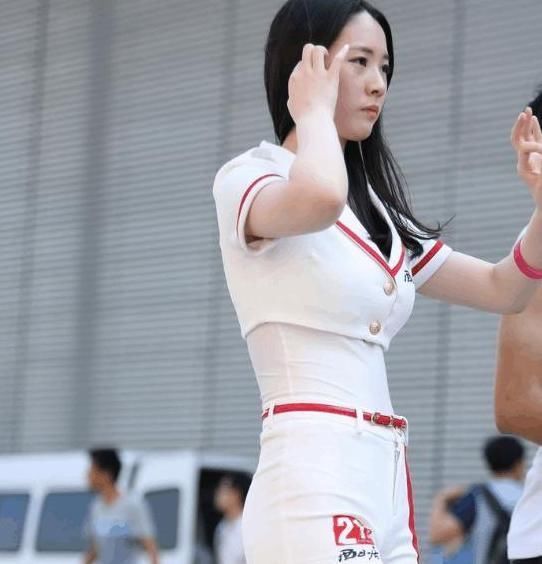 街拍小姐姐紧身短裤很薄,夏季搭配凉爽透气