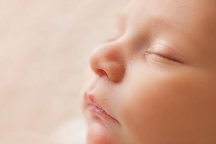 新生儿护理指南：谨记“3要3不”，常做2件事睡得香发育好