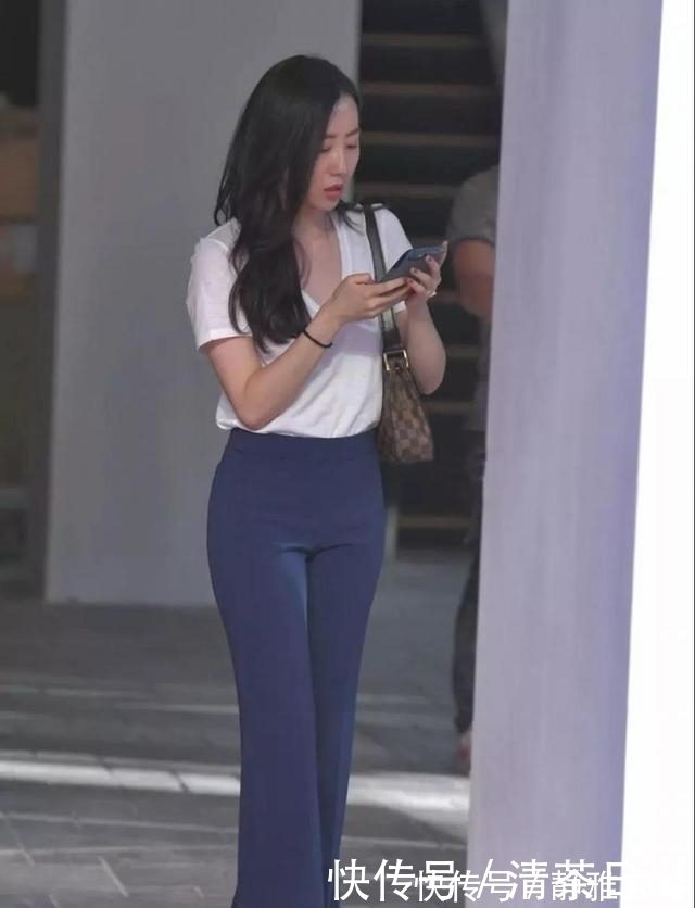 丽人|街拍：美女白色衬衫搭配黑色阔腿裤，打造出时尚的丽人气质！