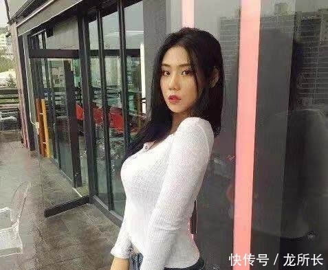 丰腴|街拍:长相很甜很美的小姐姐,身姿丰腴简单好看又知性!