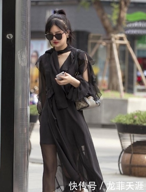 街拍美图:时尚亮眼的小姐姐,韵味十足的裙装打扮,魅力四射!