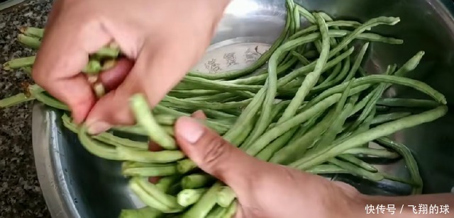 这是酸豆角最好吃的做法，三天又酸又脆，非常开胃下饭