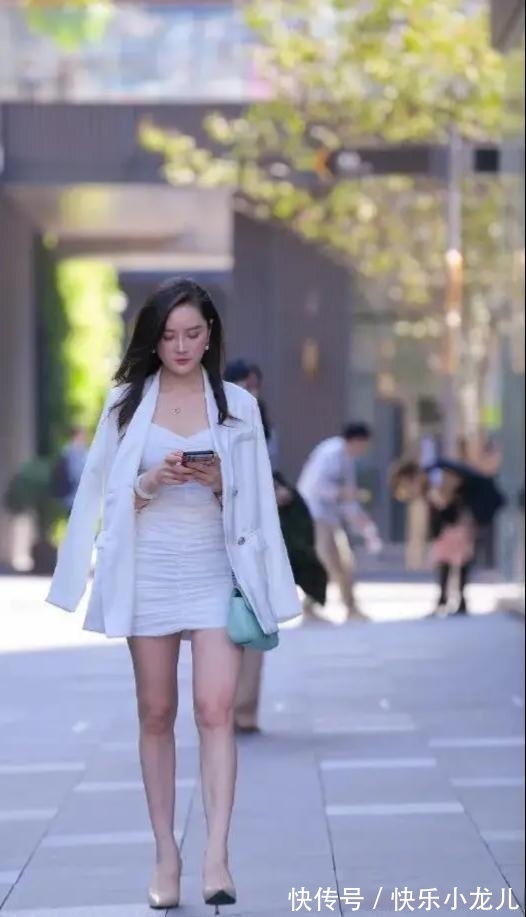 三色系 白色的褶皱抹胸裙外搭白色的西装,穿出了清新优雅又帅气的美