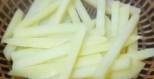  炸薯条时，直接下油锅是不对的，教你正确做法，薯条酥脆不发软