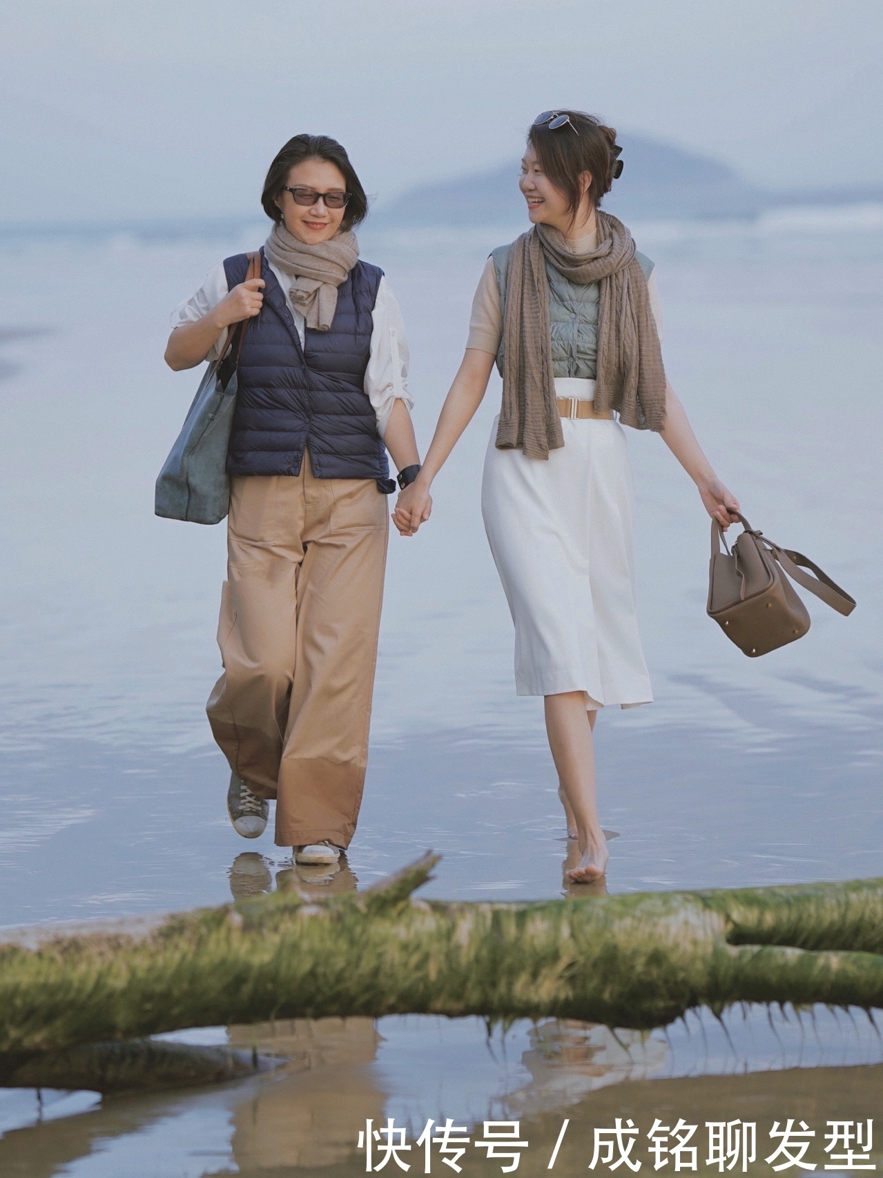 60岁的女性不要总穿小黑裤,直筒裤+平底鞋,优雅气质不输年轻人