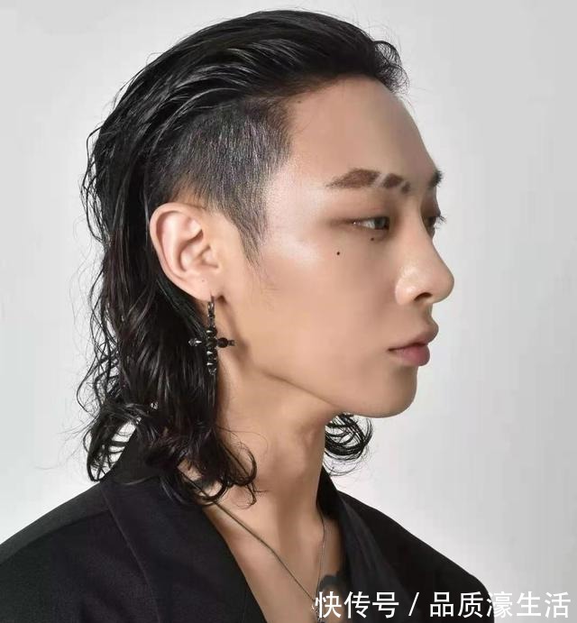 脏辫 锡纸烫已经“失宠”，羊毛卷、黑人烫、狼尾式火了，炸街发型上线！