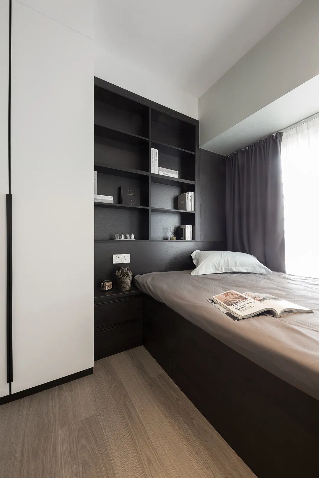 布置|125㎡现代黑白灰+木质感,简雅舒适无主灯,品质生活好自然