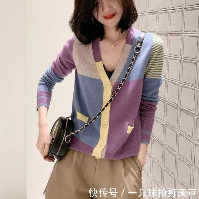 寒秋不要乱搭配，现在正流行针织衫+半裙，穿上时髦，知性又典雅