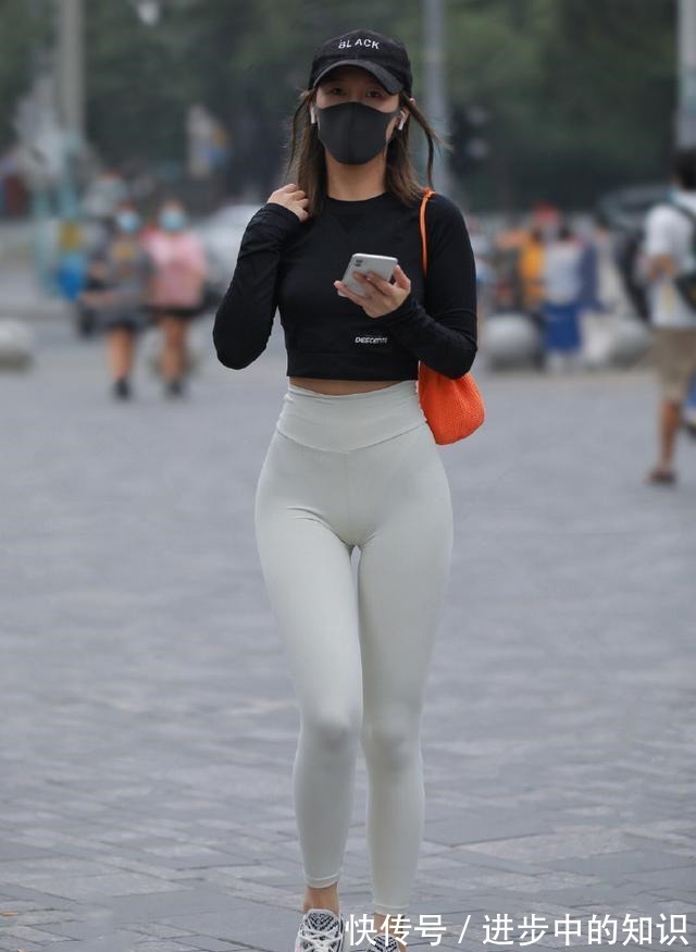 裤子 打底裤的穿搭清新时尚很有年轻人的气质,展现更加轻松的装扮!