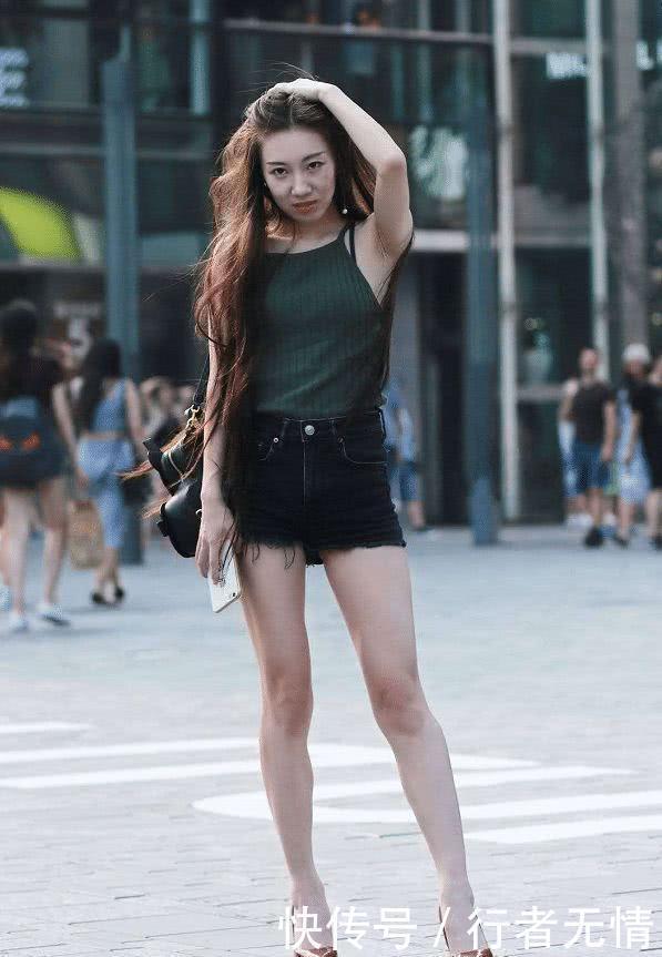 辣妈|街拍:这么一位女人味十足的辣妈美女,一颦一笑令人难忘