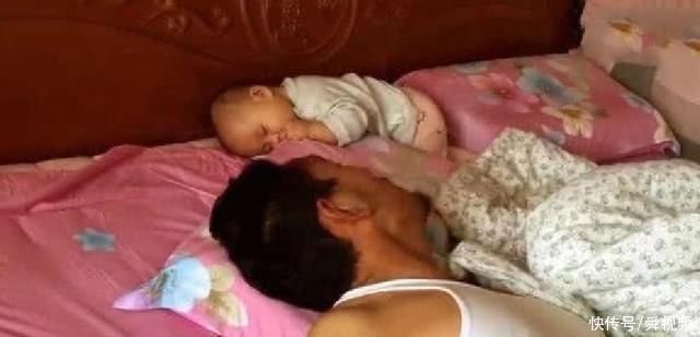 爸爸睡觉太沉了，醒来却瞧不见宝宝，接下来的表情太逗