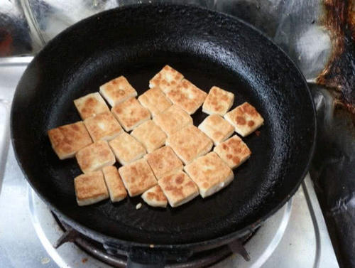 不碎|煎豆腐不要只放油,多加这样“东西”,豆腐不碎不粘锅